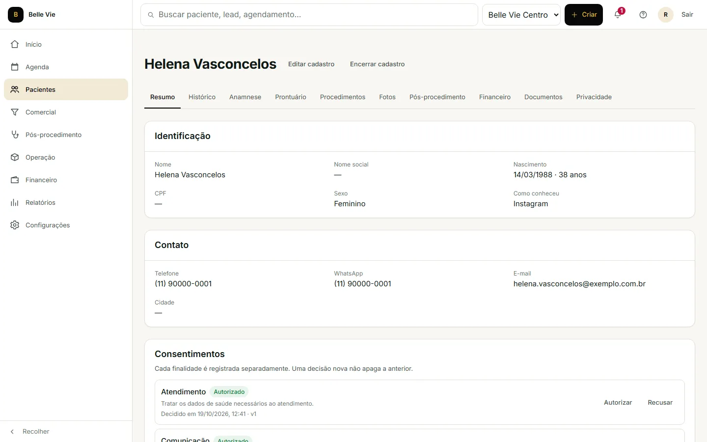 Perfil de uma paciente fictícia com identificação, contato e consentimentos